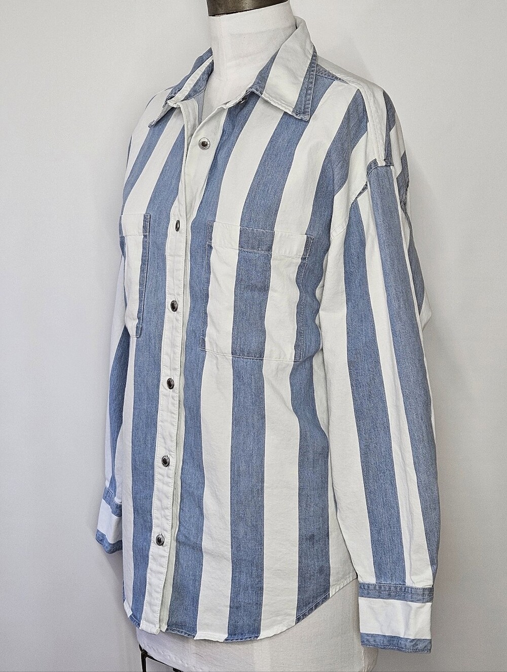 🛑SOLD🛑 Levi’s Size M SilverTab Vertical Stripe Denim Shirt Medium Blue White - Picture 2 of 7